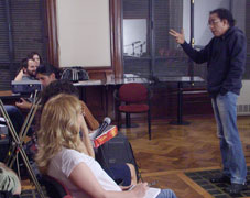 JOrge FUentes dictando el Taller de dramaturgia documental